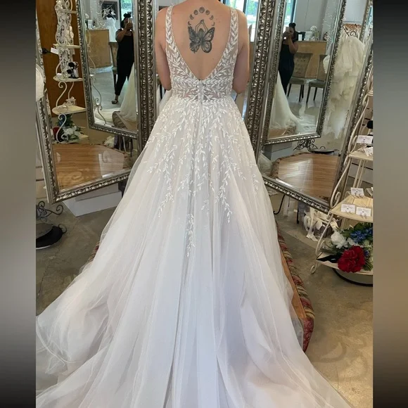 Elegant White Wedding Dress - Picture 2 of 3